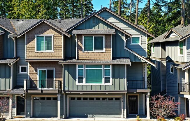 Available NOW! 4-Bedroom End-Unit Townhome Near Silver Lake