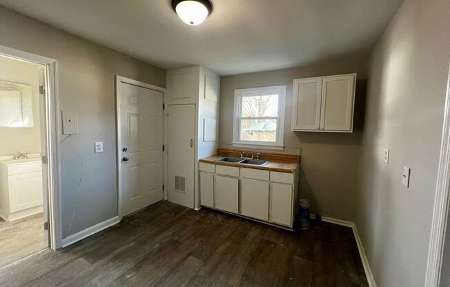 1 bed, 1 bath, 700 sqft, $1,200, Unit 341 W. Jackson Street