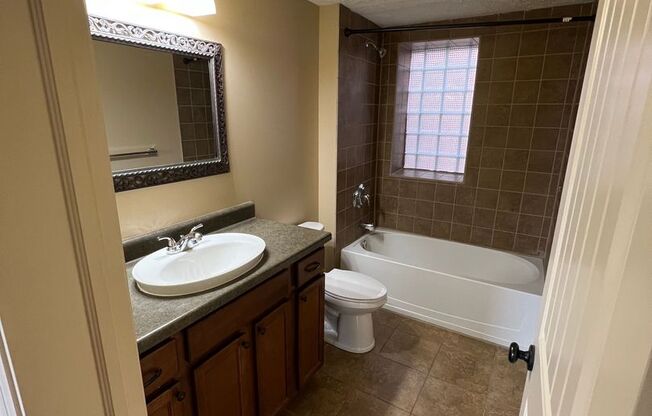 2 beds, 1 bath, 800 sqft, $1,395, Unit 601 - Unit 205 B800