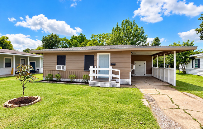 Adorable 2/1 Cottage near Downtown Lake Jackson!,