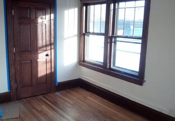 Classic Vintage apartments in Fantastic Midway location