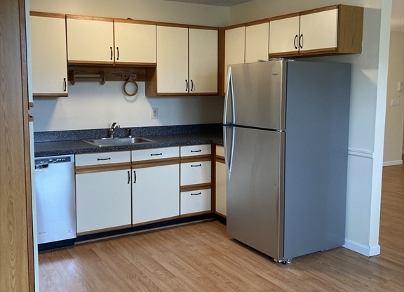 2 beds, 1 bath, 1,054 sqft, $2,200, Unit 39