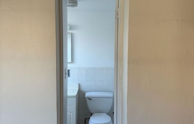 Studio, 1 bath, 295 sqft, $1,275, Unit Old King Edward 571