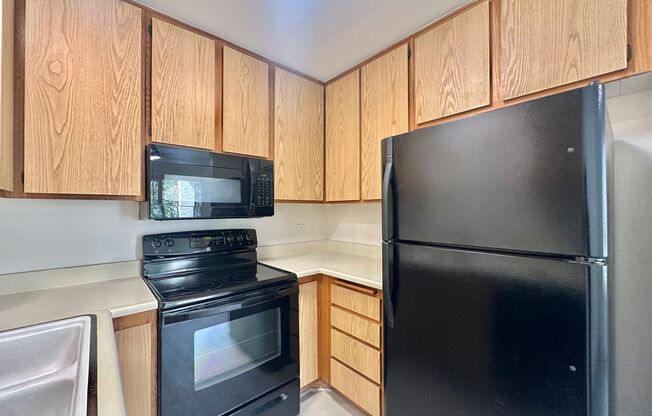 Indulge in coastal living in this beautiful 2bd 1ba Condo located in La Jolla area close to UCSD!