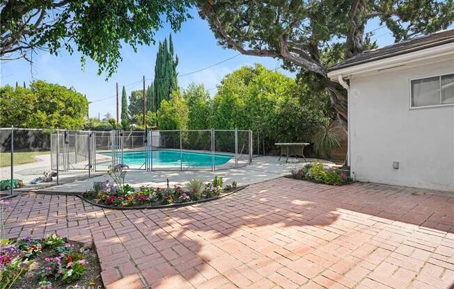 10918 WHITE OAK AVE