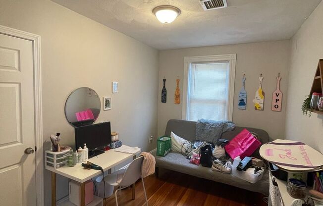 4 beds, 1 bath, $2,600, Unit 640 Smith #3