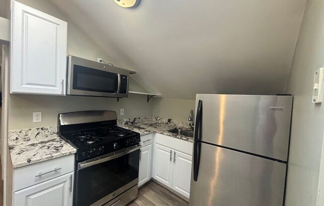 2 beds, 1 bath, $2,000, Unit 13