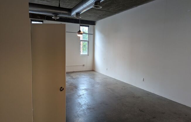 Studio, 1 bath, 700 sqft, $1,535, Unit A-211