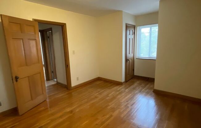 2 beds, 1 bath, $1,300, Unit D