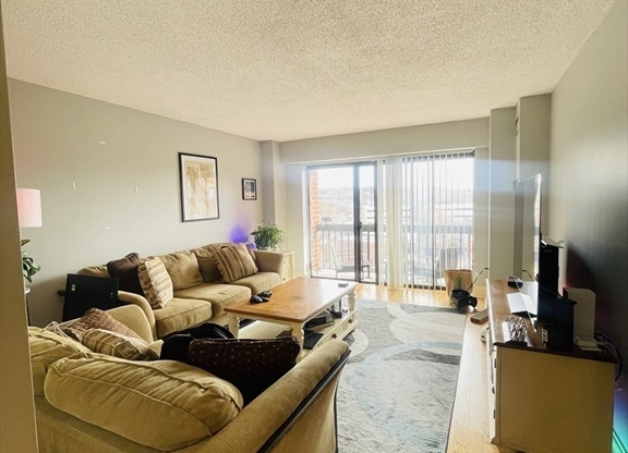 1 bed, 1 bath, 651 sqft, $3,200, Unit 906