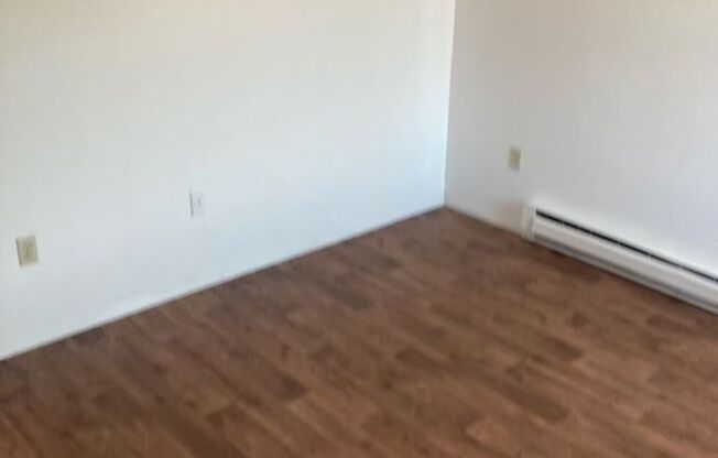 2 beds, 1 bath, 950 sqft, $645, Unit 24