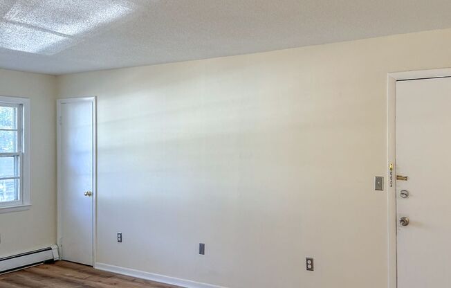 2 beds, 1 bath, $1,650, Unit 93 Fowler St #2R