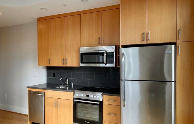 1 bed, 1 bath, $2,750, Unit 825