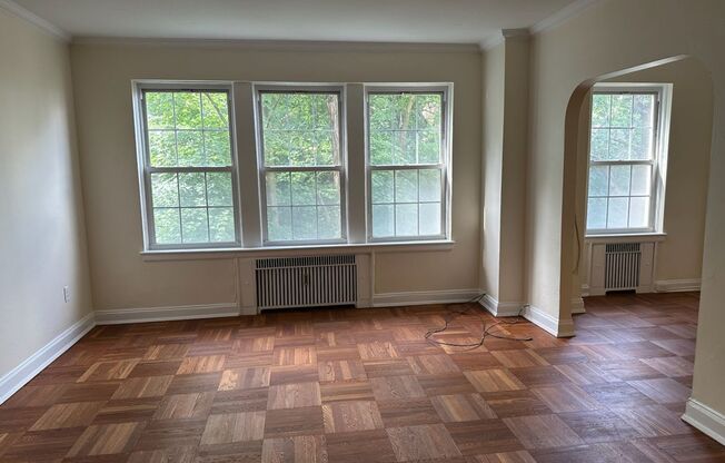 2 beds, 1 bath, 975 sqft, $1,800, Unit Royal York 114