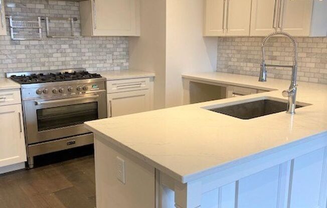 1 bed, 1 bath, 738 sqft, $1,900, Unit 305W