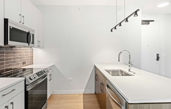 1102 W VAN BUREN ST