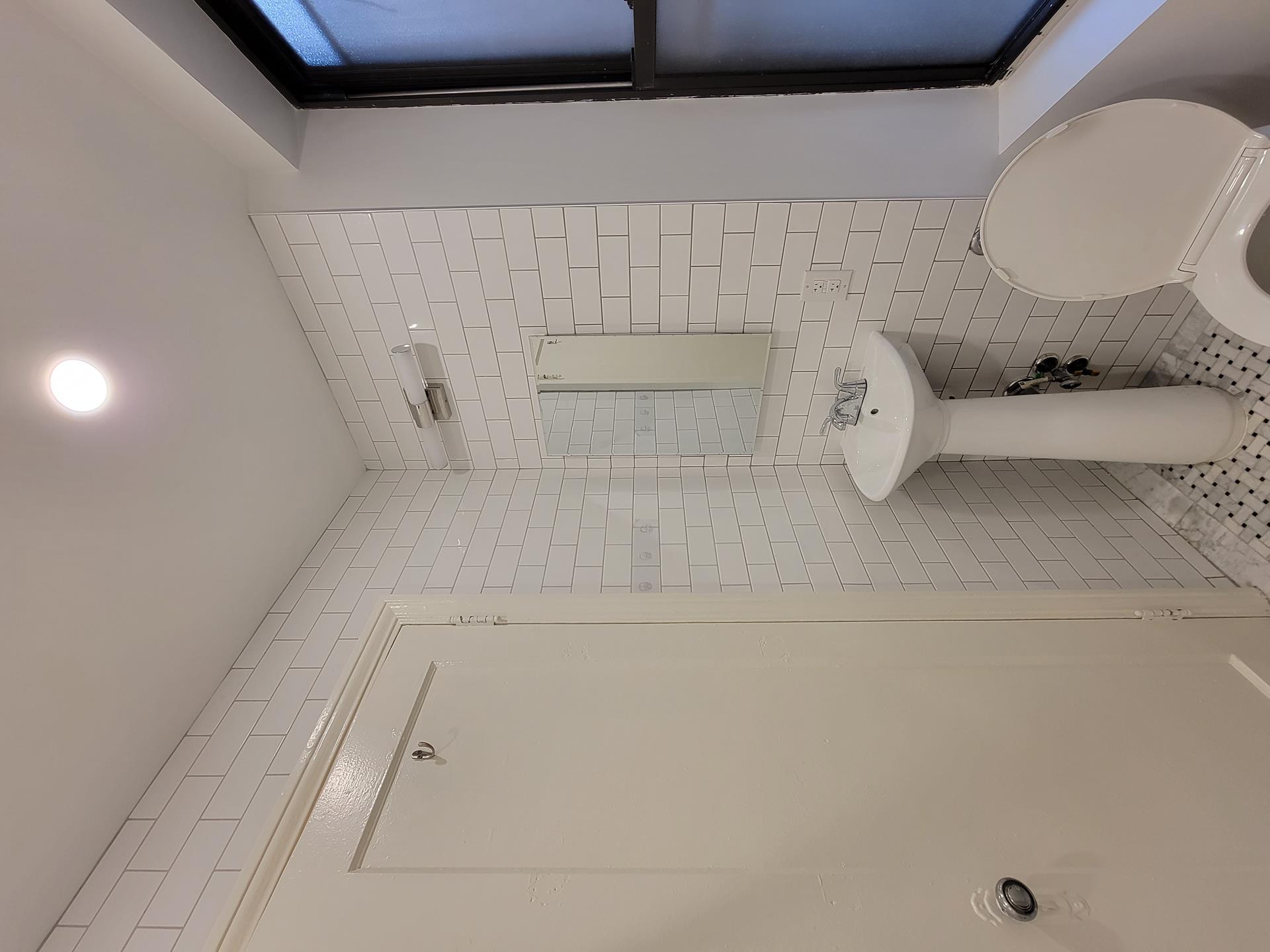 225 W 15 ST