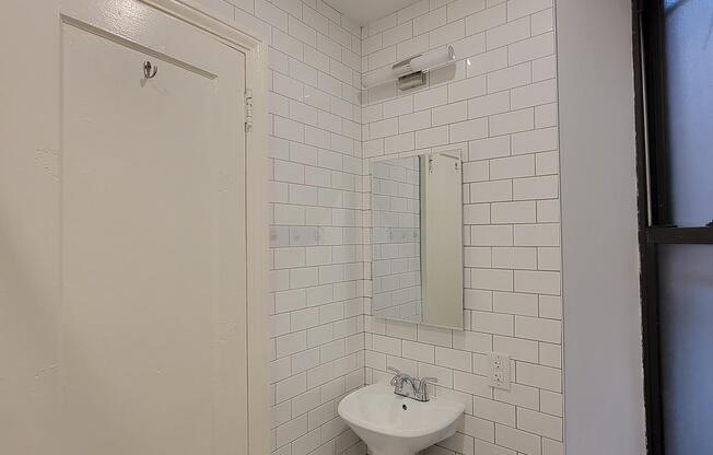 225 W 15 ST