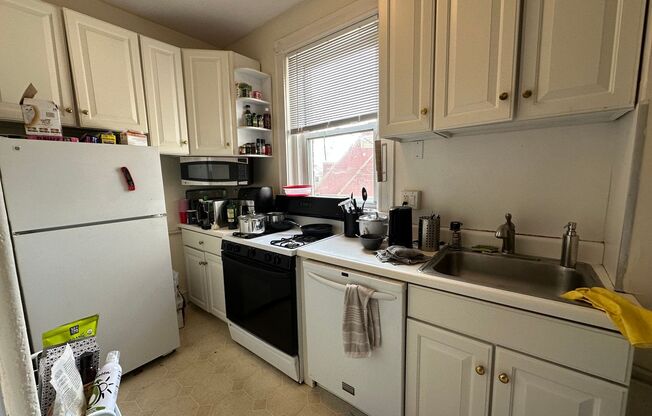 2 beds, 1 bath, 750 sqft, $3,200, Unit 33