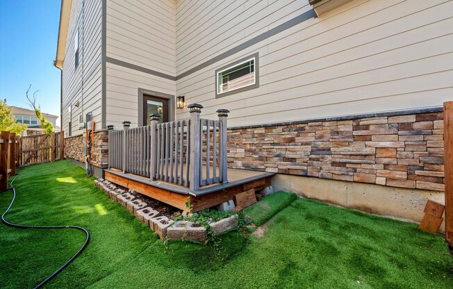 Beautiful 4-Bedroom Home in Aurora – Modern Finishes & Great Community