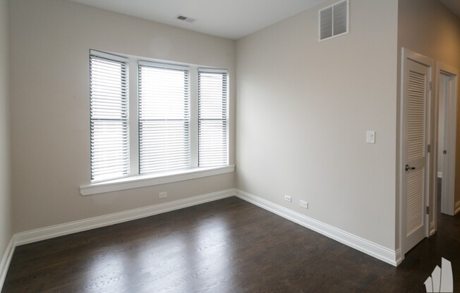 2943 W Diversey Ave
