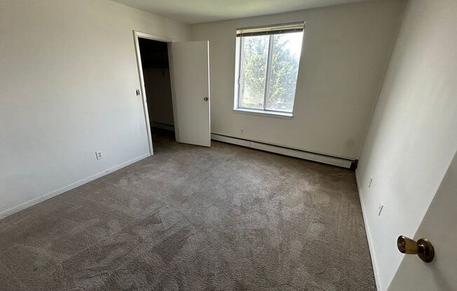 2 beds, 1 bath, $1,325, Unit 213