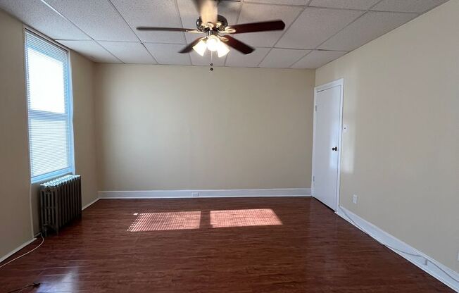 3 beds, 1 bath, $1,800, Unit 2