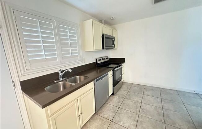 4 BED HOME FOR RENT!