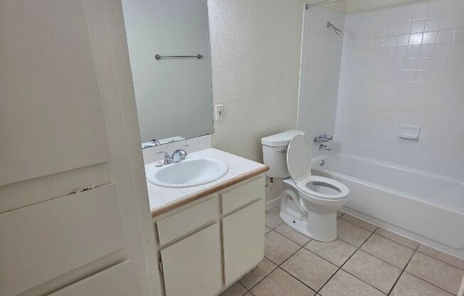 1 bed, 1 bath, 700 sqft, $899, Unit LAW7-105