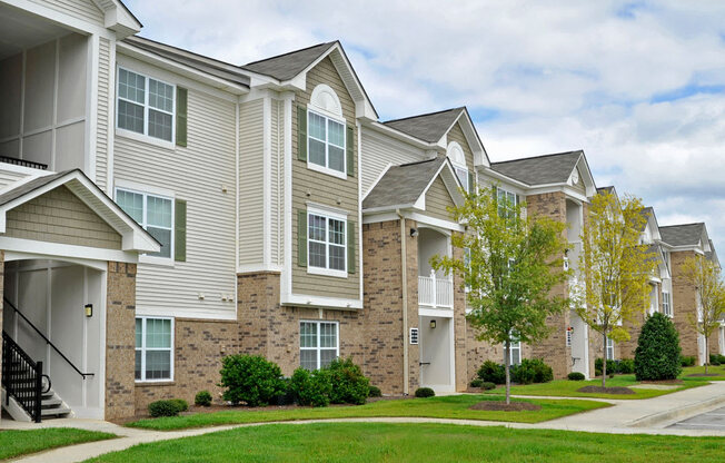 Apartment Exterior at Killian Lakes Apartments and Townhomes, Columbia, SC
