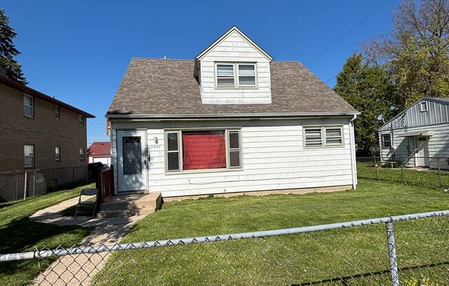 SINGLE FAMILY, 3 BEDROOMS, 2 KITCHENS, 2 BATHS 2 GARAGES, FENCED YARD!