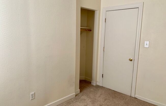 2 beds, 1 bath, $1,095, Unit 1512L