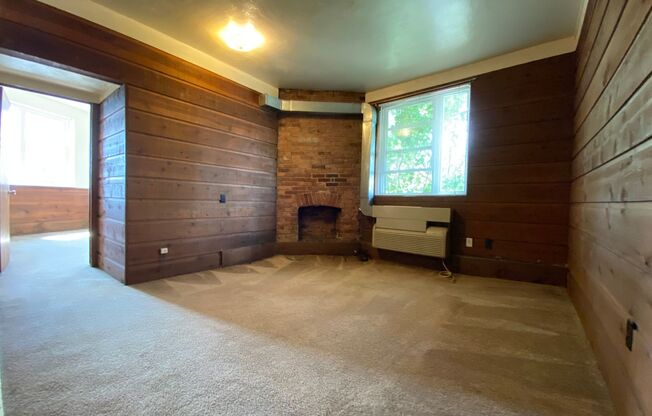 Cozy One Bedroom on Bates St! Perfect Oakland Location, Close to Pitt & Carlow! Call Today!