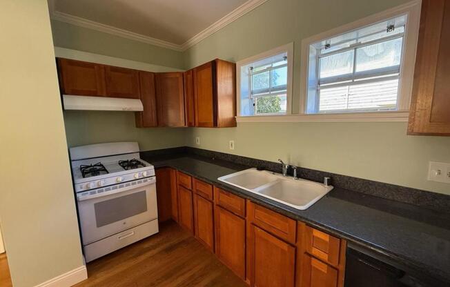 431 W MACARTHUR BLVD