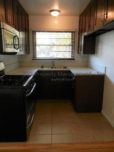 1702 W VICTORY BLVD 