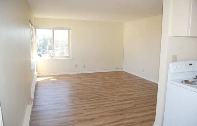 2 Bedroom Corner Unit - Cap Hill/Madison Valley central location