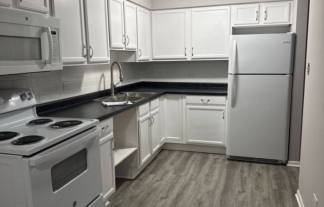 2 beds, 1 bath, $1,650, Unit 619-208