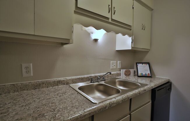 2 beds, 1.5 baths, 920 sqft, $925, Unit 1420 West Glen Avenue Apt 305