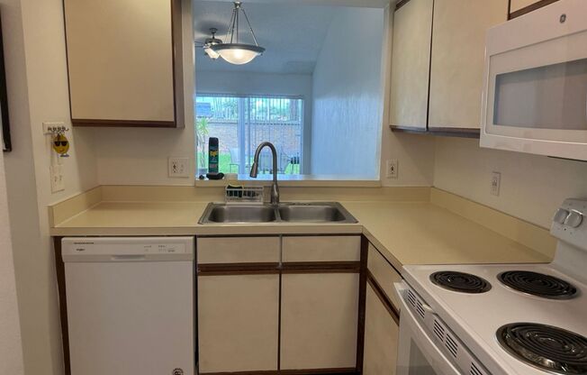 Cozy 2/2 Town Home in Meadow Woods! Available Now!