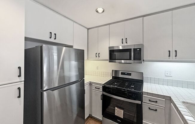 Beautiful 2B/2.5BA in The Elysian Complex! Washer/Dryer & Garage!