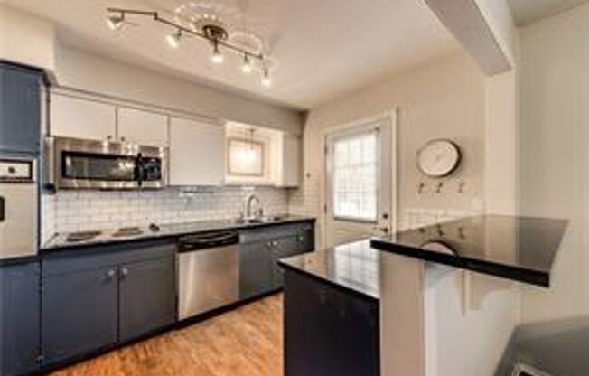 Cozy 2 Bedroom Condo minutes from SMU!