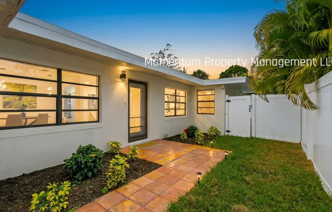 Gorgeous 4 Bedroom in Dunedin! Full Upgraded w/ a Pool!! AVAILABLE FOR IMMEDIATE MOVE IN!!