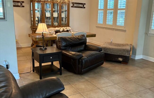 5/3 (3521 sqft)-Pool, Firepit, Dog Run, Outside BBQ, Fireplace - THIS HOUSE HAS IT ALL!