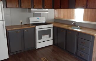 2 beds, 1 bath, $640, Unit 11