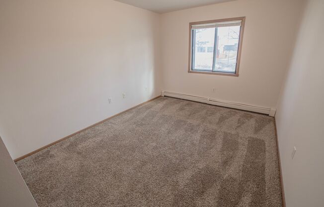 3 beds, 1 bath, 1,070 sqft, $995, Unit 1414-102