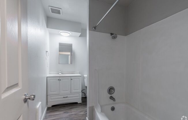 2 beds, 1 bath, 825 sqft, $1,225, Unit 42