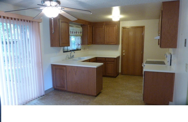 Charming Pet Friendly 4 Bedroom Home w/ Spacious Yard in Cascade Park!