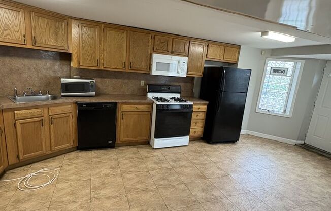 Well-Appointed Charles Village/Station North 5bd/4ba w/ W/D. Available Now!!