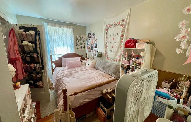 2 beds, 1 bath, $1,045, Unit 17