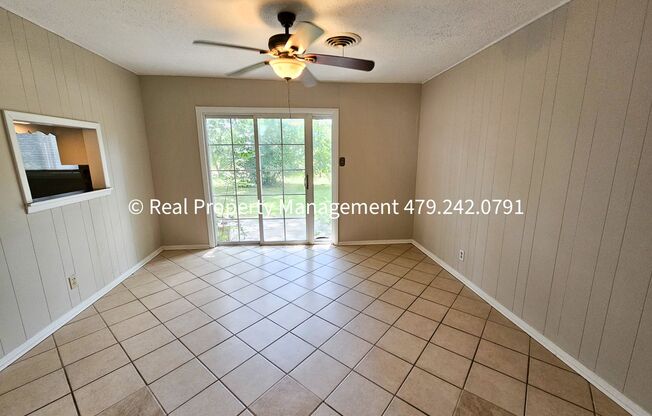 3 beds, 2 baths, $1,025